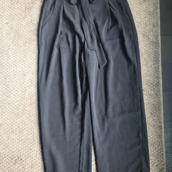 Black crepe cropped trousers. - Picture 1 of 3